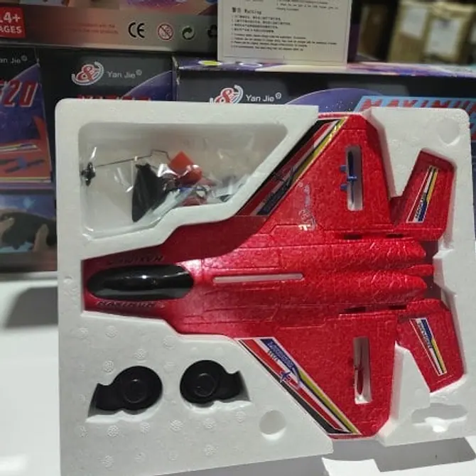 Avión teledirigido rojo dentro de su caja