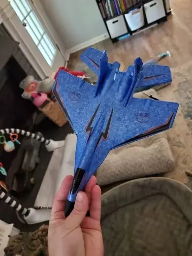Foto del cliente: el avión azul en la mano, sin daños